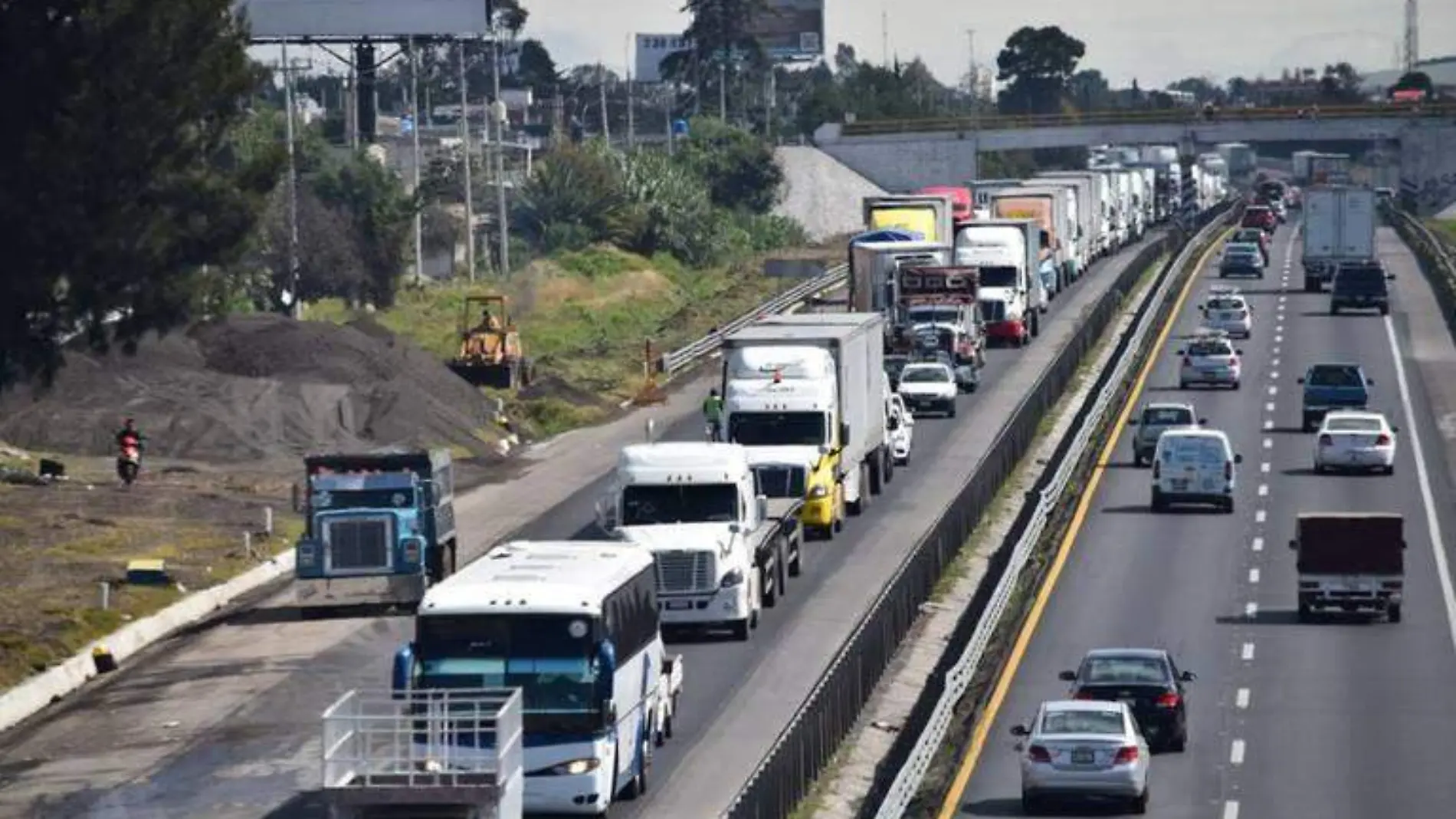 Caos vial en la autopista Puebla - Acatzingo